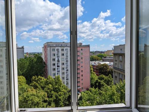 een uitzicht vanuit het raam van een gebouw bij Comfortable and quiet flat in Central Warsaw in Warschau