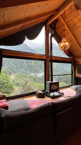 Pemandangan gunung umum atau pemandangan gunung yang diambil dari chalet