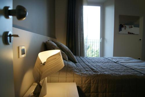 a bedroom with a bed and a window at Daman Rooms & Breakfast in Barzago