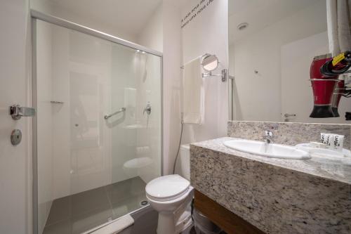 A bathroom at URBAN by UNU Osasco Hotel