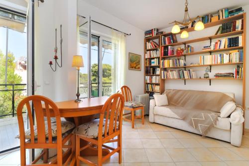 Ruang duduk di Zoumperi Cute and Cozy close to airport and Rafina