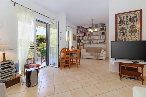 Televisyen dan/atau pusat hiburan di Zoumperi Cute and Cozy close to airport and Rafina