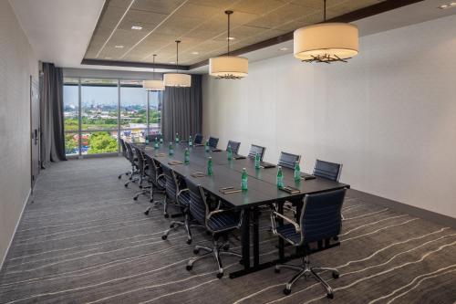 a conference room with a long table and chairs at Hotel Indigo Flushing - LaGuardia in Queens