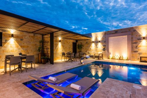 Villa con piscina por la noche en Hotel Elite, en Barrancabermeja