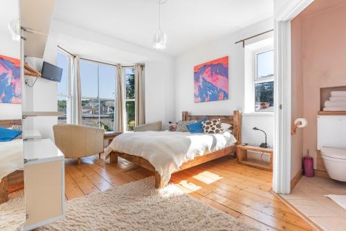 un dormitorio con una cama y un baño en organic panda, en St Ives