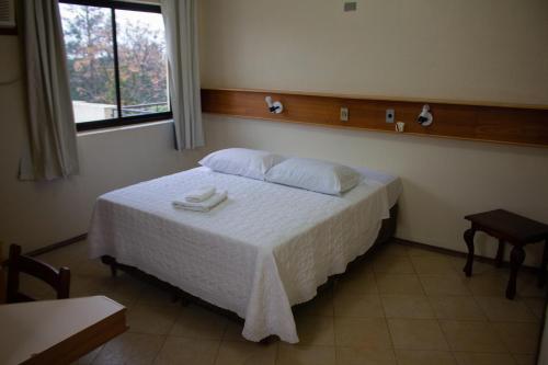 Ένα ή περισσότερα κρεβάτια σε δωμάτιο στο Executivo Park Hotel