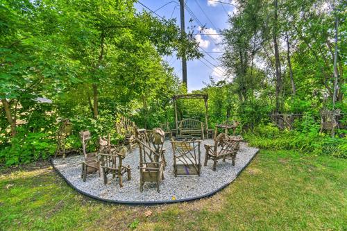 Zahrada ubytování Sunny Clawson Home with Yard - Walk to Main St!