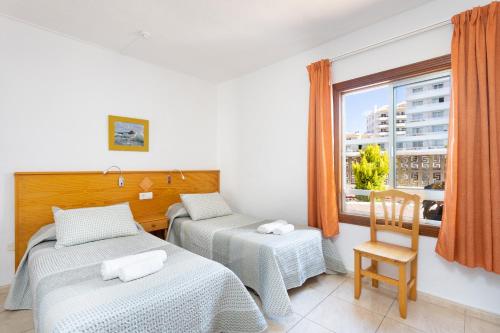En eller flere senge i et værelse på Precioso alojamiento con piscina en urbanización