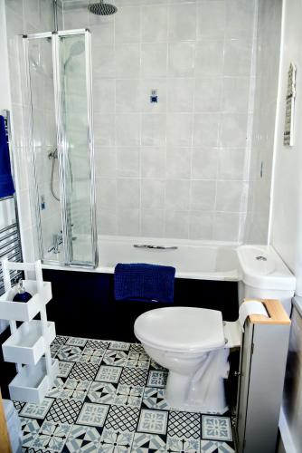 Ένα μπάνιο στο Porthyraur castle view, beach, parking,EV point Pet friendly