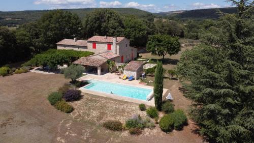 une vue aérienne d'une maison avec piscine dans l'établissement Les Néfliers Gîte, à Céreste