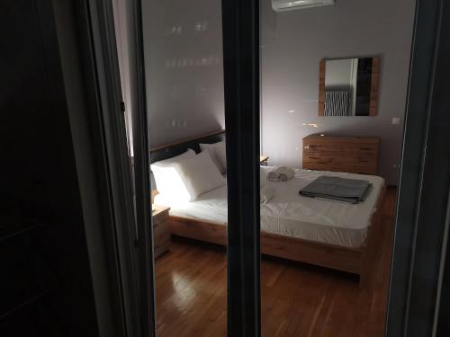 Ένα ή περισσότερα κρεβάτια σε δωμάτιο στο Penthouse spacious w super wifi & terrace, 2 min from metro