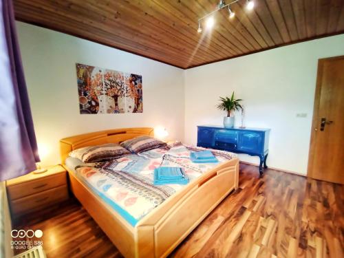 Schlafzimmer mit einem Bett und Holzboden in der Unterkunft Haus Grubbach in Spital am Pyhrn