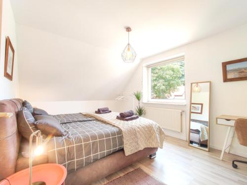 a living room with a couch and a window at INIKAMA - Bohemian Apartment im Grünen in Rosengarten