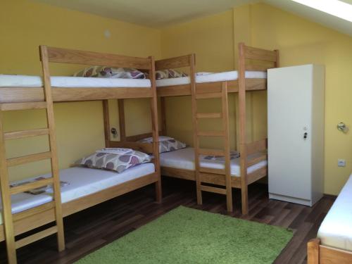 Двуетажно легло или двуетажни легла в стая в Hostel Jedvaj