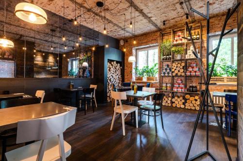 Reštaurácia alebo iné gastronomické zariadenie v ubytovaní Apartamenty Drewno i Ogień
