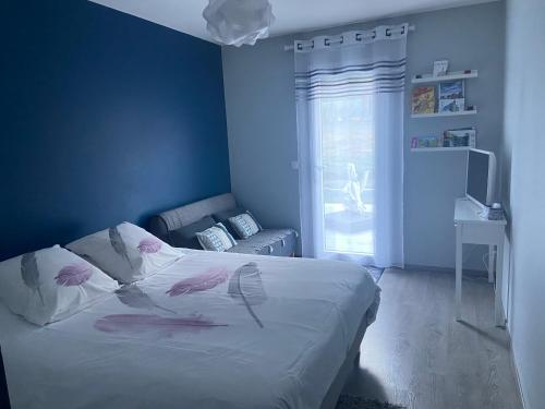 Un dormitorio con una cama con flores rosas. en La halte chambre chez l habitant, en Bonnes