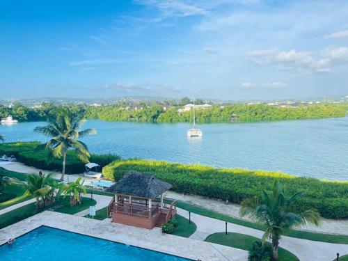Tầm nhìn ra hồ bơi gần/tại Luxury Apartments and Rooms,The Lagoons