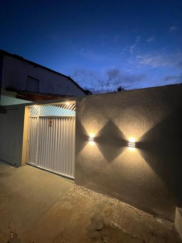 a wall with lights on the side of a building at Suíte Brisa Mar Villa brisa icaraizinho in Amontada