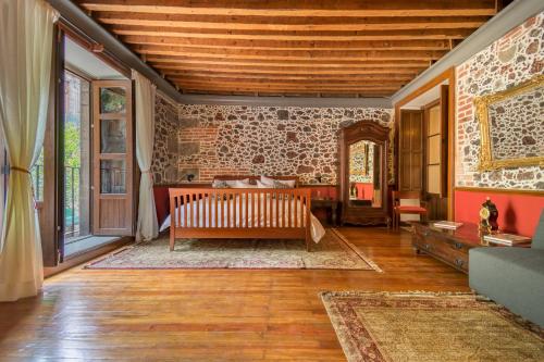 a living room with a couch and a table at CASA SAUTO SUITE CON BALCON in Mexico City