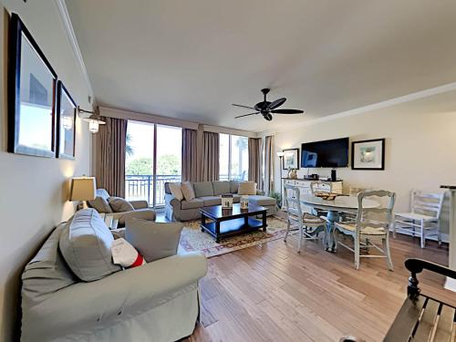 een woonkamer met een bank en een tafel bij Gulf Place Six Palms #2B - BBs Hideaway in Santa Rosa Beach