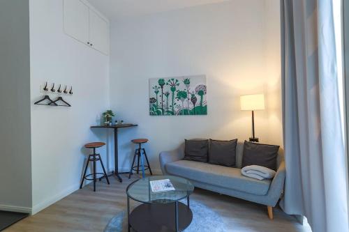 sala de estar con sofá y mesa en Cozy-Livings Altbau mit Terrasse und Küche am Stadtpark, en Bad Nauheim