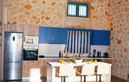 Кухня или мини-кухня в Villa Tramonto Keri
