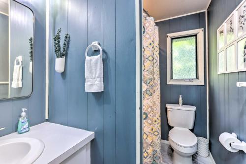 Bathroom sa Big Bass Lake Home in Gouldsboro Wraparound Deck