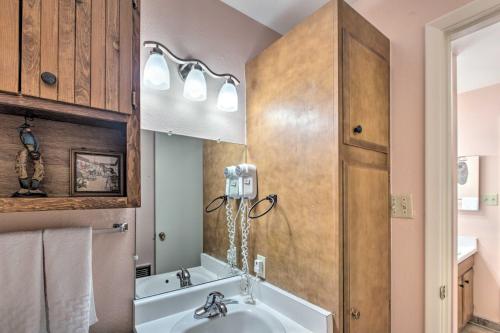 une salle de bain avec un lavabo et un miroir dans l'établissement Red River Ski Condo on Main St - Mtn View!, à Red River