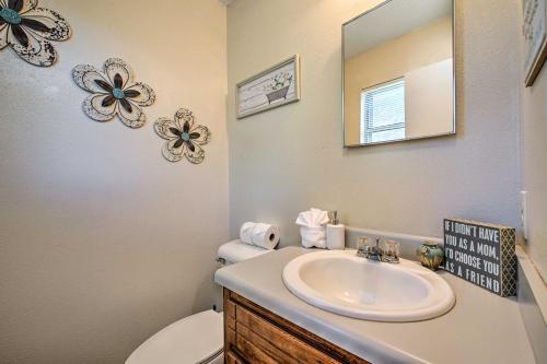 Ένα μπάνιο στο Private Hot Tub and Yard Secluded Broken Bow Home!
