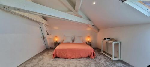 リリューにあるExclusif - Splendide villa 6ch à 15min de Lyonのベッドルーム1室(ベッド1台、テーブル2台、ランプ2つ付)