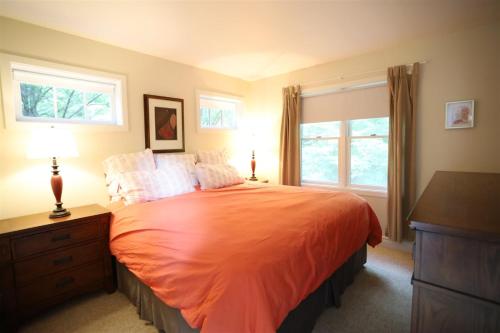 Łóżko lub łóżka w pokoju w obiekcie Weetamoo Trail 50, Waterville Estates