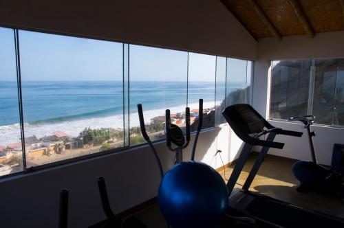 a gym with a view of the beach and the ocean at Akas Hotel Apartamentos in Canoas De Punta Sal