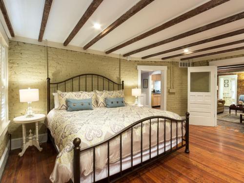 Cama ou camas em um quarto em Southern Belle Manor