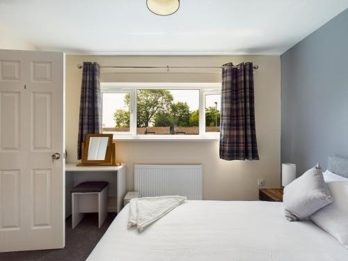 מיטה או מיטות בחדר ב-247 Serviced Accommodation in Telford- 3BR HOUSE