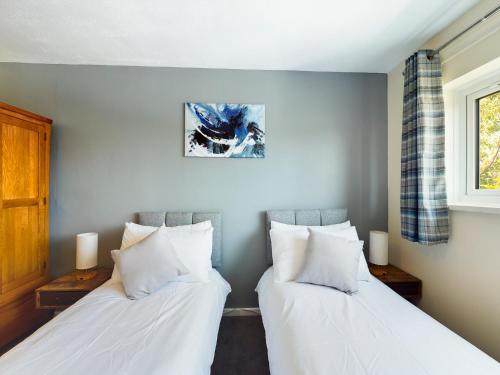 two beds sitting next to each other in a bedroom at 247 Serviced Accommodation in Telford- 3BR HOUSE in Telford