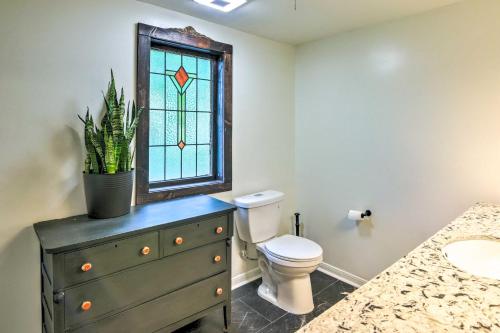 een badkamer met een toilet en een dressoir met een raam bij Upscale Dickinson Getaway with Yard on 1 Acre! in Dickinson