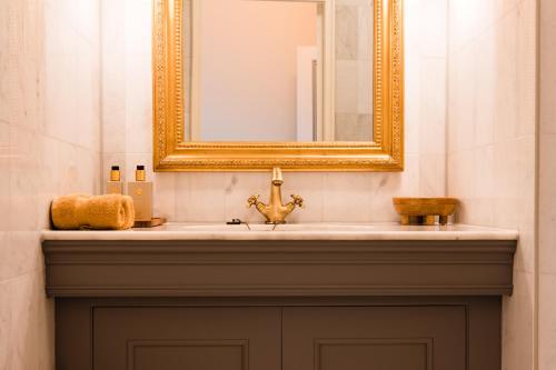 a bathroom with a sink and a mirror at Fortuna Spinoza in Monnickendam