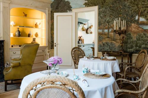 a dining room with two tables and chairs at Fortuna Spinoza in Monnickendam