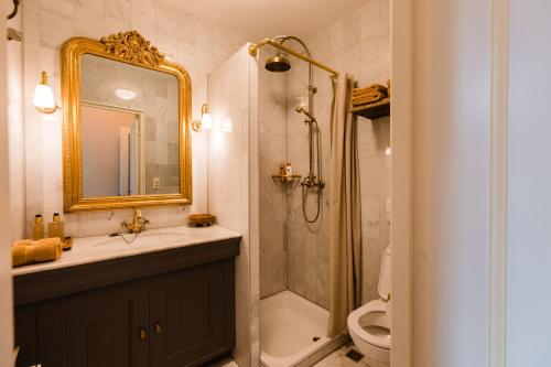 a bathroom with a sink and a shower and a toilet at Fortuna Spinoza in Monnickendam