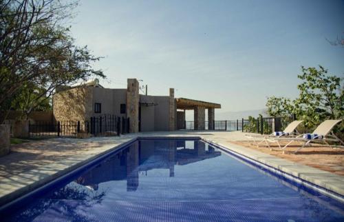 una piscina con sillas y una casa en Yauik, en Tequesquitengo