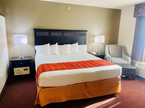เตียงในห้องที่ Best Western Legacy Inn & Suites Beloit/South Beloit