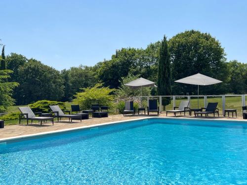 uma piscina com espreguiçadeiras e guarda-sóis em Best Western Le Bois de la Marche em Poitiers