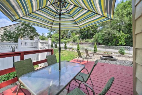 Pet-Friendly Lake Getaway 1 Block to Beach!にある庭