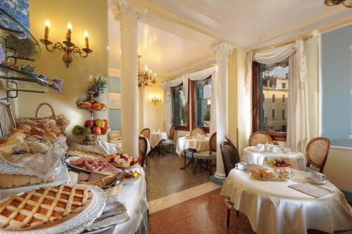 A restaurant or other place to eat at Hotel Arlecchino