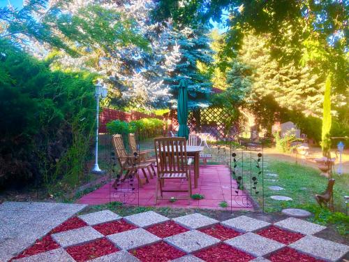 Ein Garten an der Unterkunft Apollo Inn