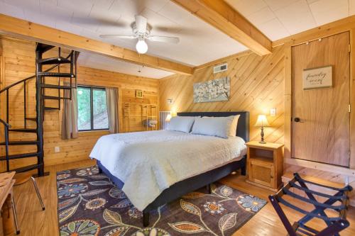 Ένα ή περισσότερα κρεβάτια σε δωμάτιο στο Chalet at Peek's Creek