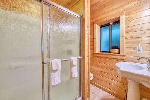 Ένα μπάνιο στο Chalet at Peek's Creek