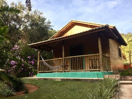 a small house with a porch and a balcony at Sítio do Sauá in Cunha