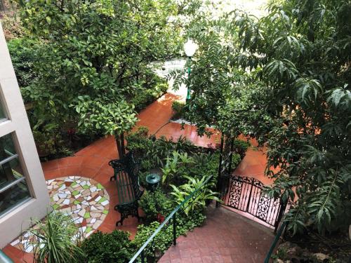an overhead view of a garden with benches and trees at Hotel Inn Galerias in Aguascalientes