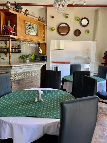 a dining room with a table and chairs at Hotel Inn Galerias in Aguascalientes